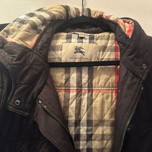 Burberry Women's Puffer Jacket - Black and Beige .. gently worn .. ❤️.